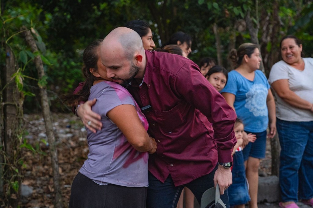 Jorge Alanís apapacha a la&nbsp;gente