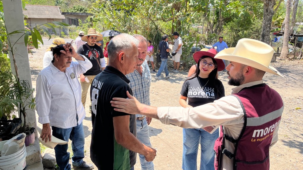 Jorge Alanís enamora a la gente de Coatzintla con su&nbsp;trato