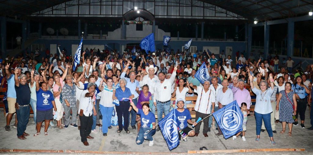 Multitudinario apoyo al candidato panista en la localidad La Camelia, la tarde de este&nbsp;martes.