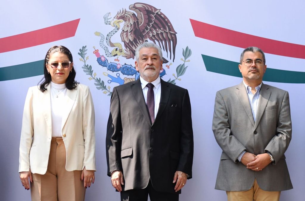 Asiste Alberto Islas a izamiento de la Bandera&nbsp;Nacional