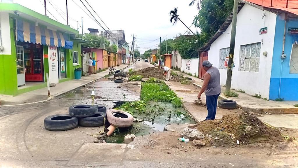 Presidente Municipal Electo de Poza Rica, Emilio Olvera cumple compromiso y entrega rehabilitación urgente en colonia Manuel Ávila Camacho