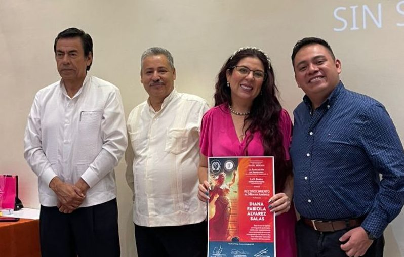 Reconocen a Diana Álvarez con el Mérito Jurídico por su trayectoria en el&nbsp;Derecho
