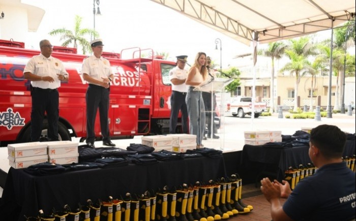 Paty Lobeira honra a bomberos&nbsp;veracruzanos