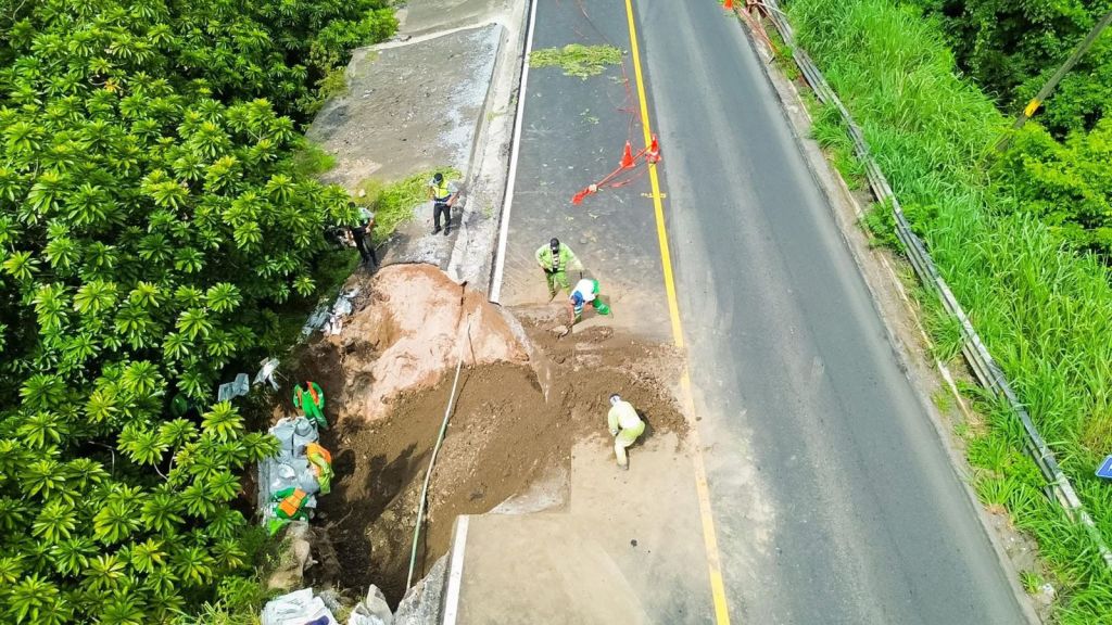 Supervisan socavón en carretera&nbsp;federal