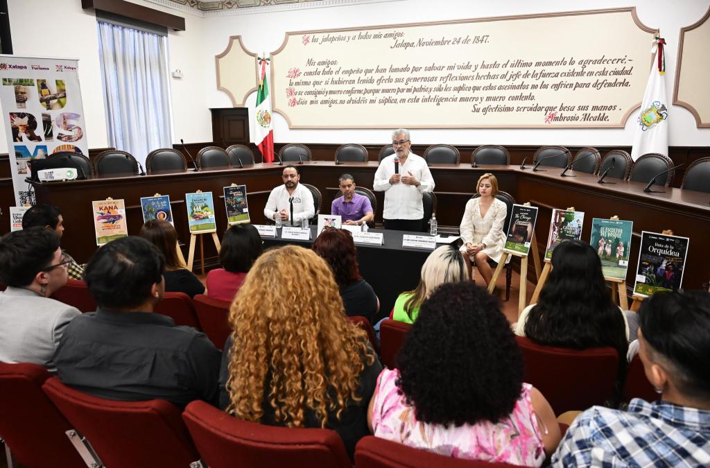 Entrega Ayuntamiento de Xalapa reconocimientos a promotores&nbsp;turísticos