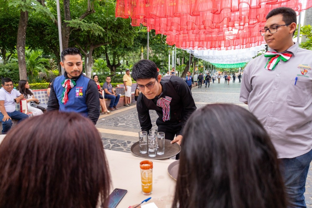 Carrera del mesero todo un éxito en Poza&nbsp;Rica
