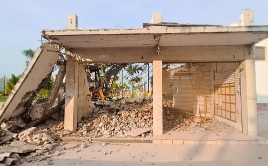 Demuelen tres locales del antiguo&nbsp;mercado