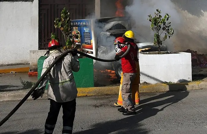 Normalistas atacan Palacio de&nbsp;Justicia