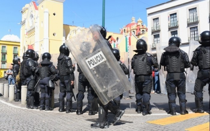 Antimotines desalojan a&nbsp;jubilados