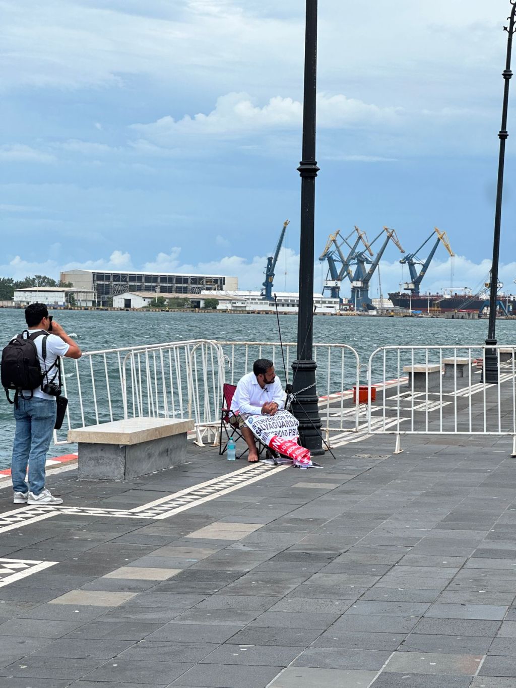 Profesor se encadena por seguro de&nbsp;invalidez