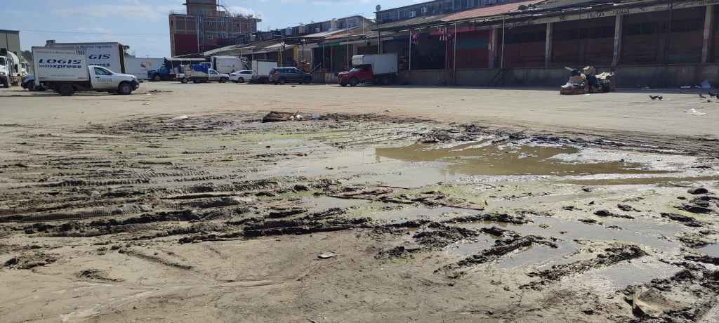 Siguen entre el lodo y aguas negras en la Central de abastos