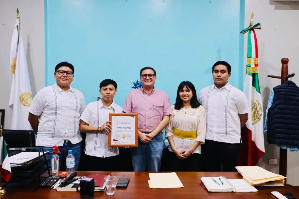 Reconoce Gonzalo Flores a jóvenes de Papantla tras obtener el Premio Estatal de la&nbsp;Juventud