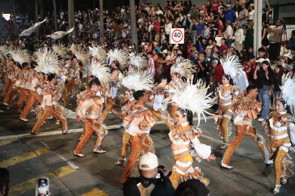 Vive Veracruz ambiente festivo y familiar en el Primer Gran Desfile del&nbsp;Carnaval