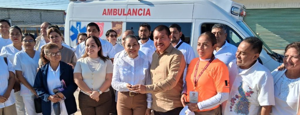 Pepe Arenas entrega ambulancia al DIF