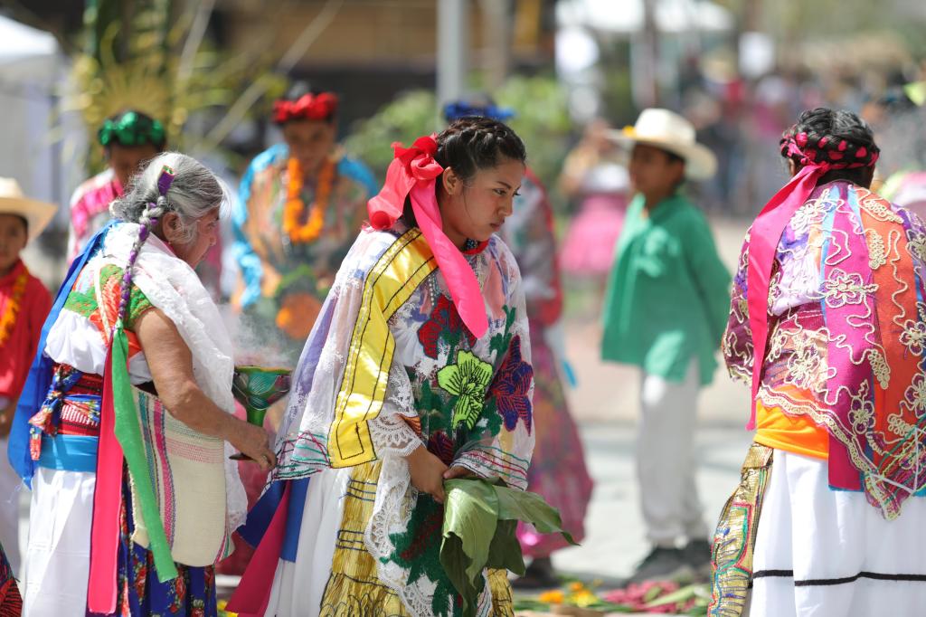 La hoja de maíz se transforma en arte y tradición en Cumbre Tajín