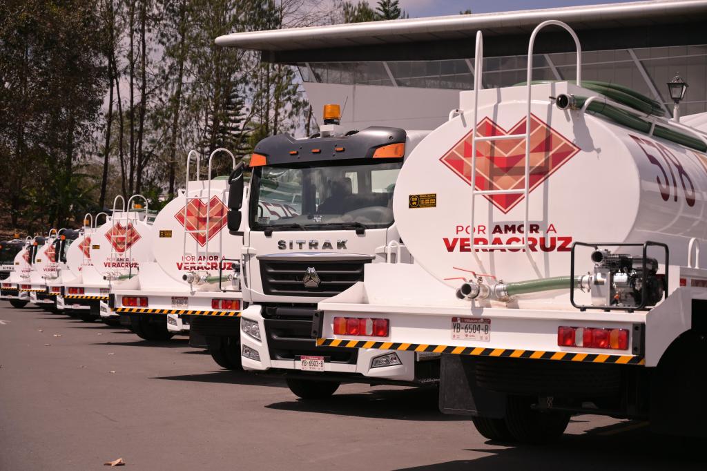 Rocío Nahle entrega 30 pipas a la CAEV y anuncia adquisición de aeronaves para contingencias