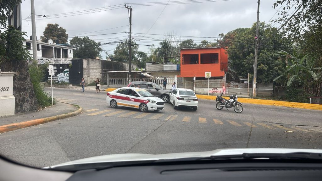 Vecinos de Bosques de Santa Elena denuncian falta de semáforo tras constantes accidentes