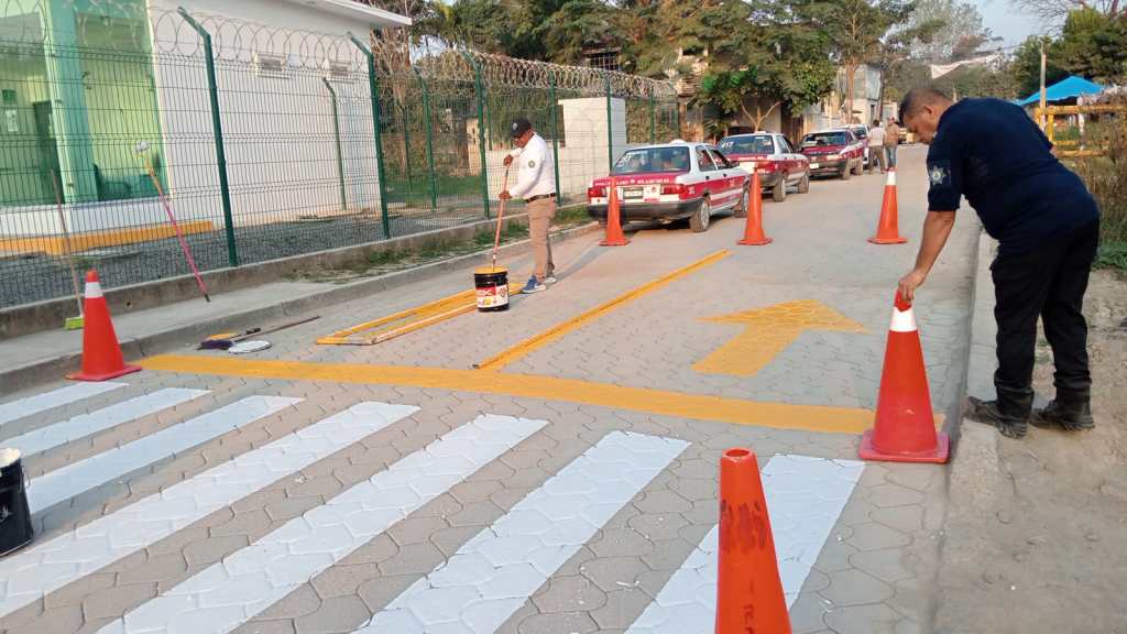 Intensifican trabajos de balizamiento para mejorar la seguridad vial en Álamo