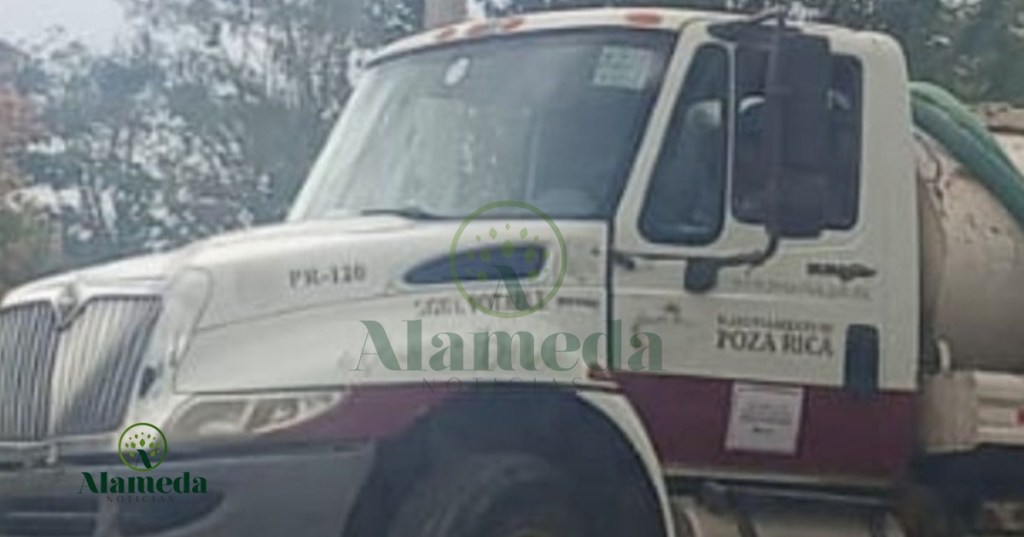 Trafican agua con pipa oficial