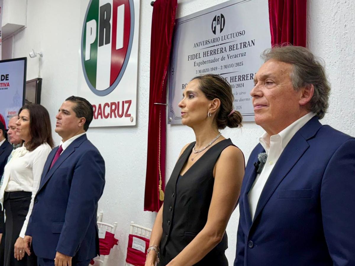 PRI VERACRUZ DEVELA PLACA CONMEMORATIVA A FIDEL HERRERA BELTRÁN Y ROSA&nbsp;BORUNDA