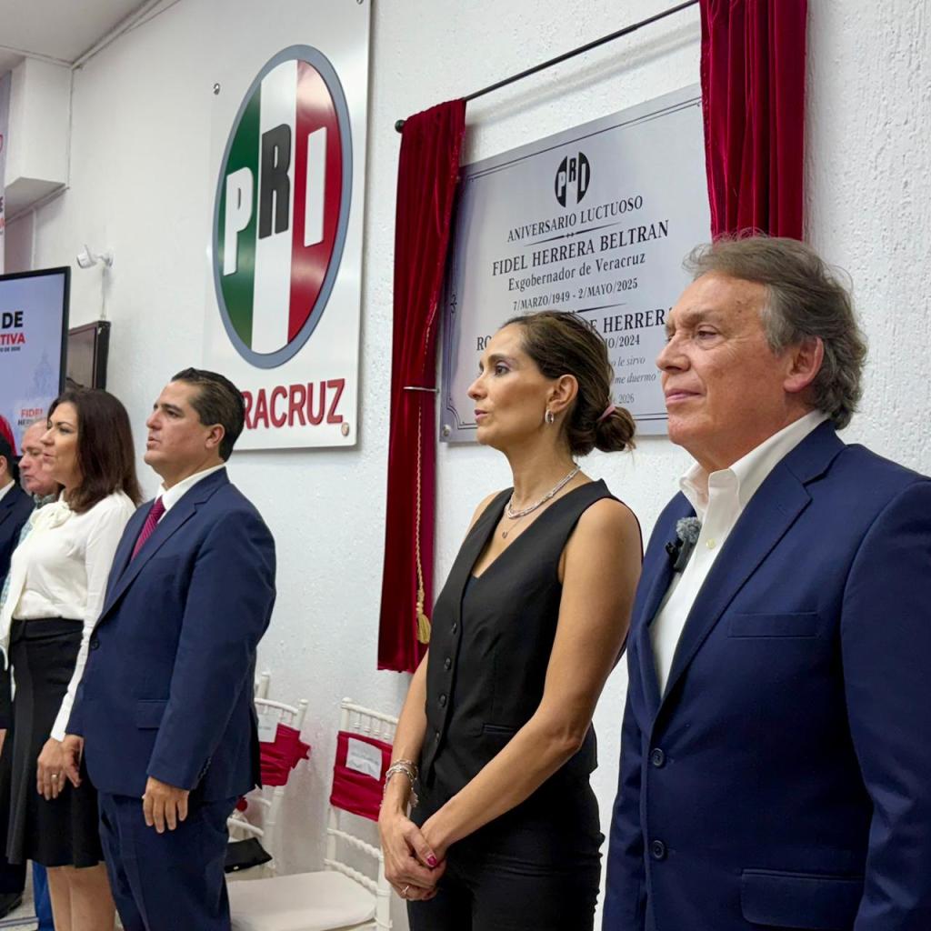 PRI VERACRUZ DEVELA PLACA CONMEMORATIVA A FIDEL HERRERA BELTRÁN Y ROSA&nbsp;BORUNDA