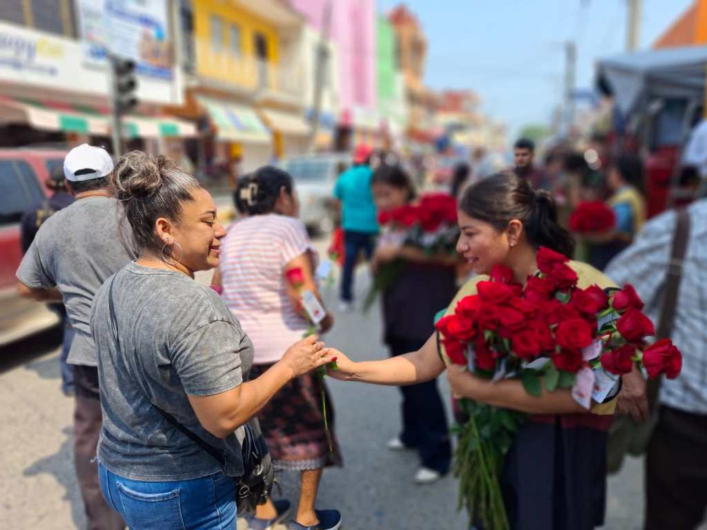 CON MÚSICA Y FLORES FELICITA PEPE ARENAS A TODAS LAS&nbsp;MADRES