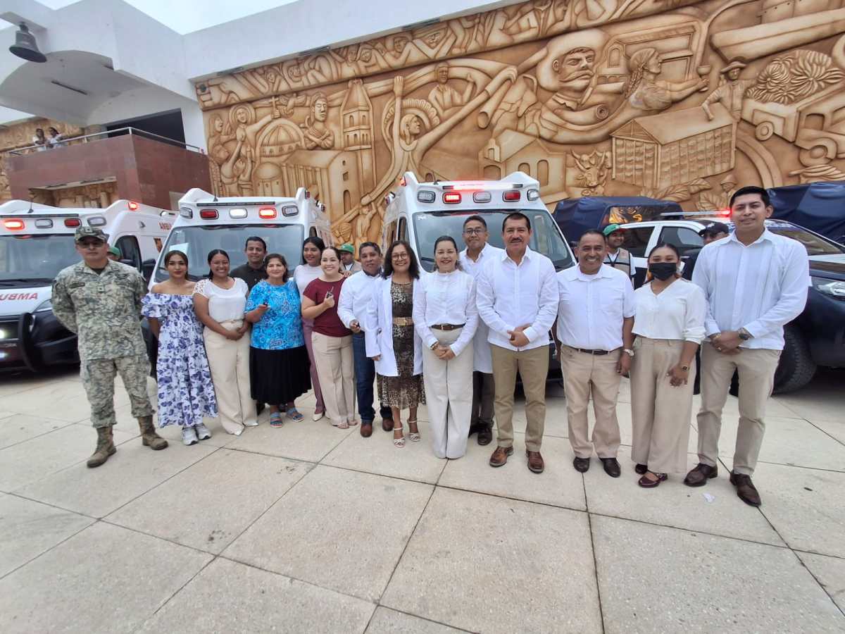 FORTALECEN AL DIF CON 3 AMBULANCIAS&nbsp;NUEVAS