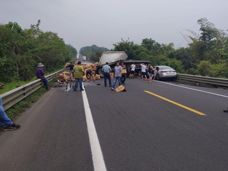 Volcadura de camión cervecero provoca rapiña en la autopista&nbsp;México-Tuxpan