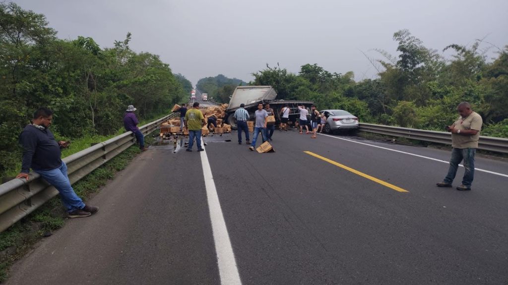 Volcadura de camión cervecero provoca rapiña en la autopista&nbsp;México-Tuxpan