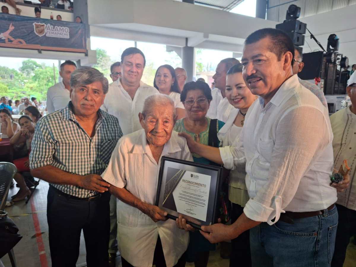 Más de 2 mil docentes celebran Día del Maestro en Álamo; reconocen trayectoria de&nbsp;educadores