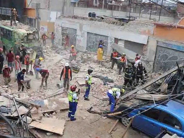 Colapsa fachada en Centro HistóricoAccidente deja cuatro heridos; un microbús y vehículos estacionados resultaron afectados por los&nbsp;escombros.