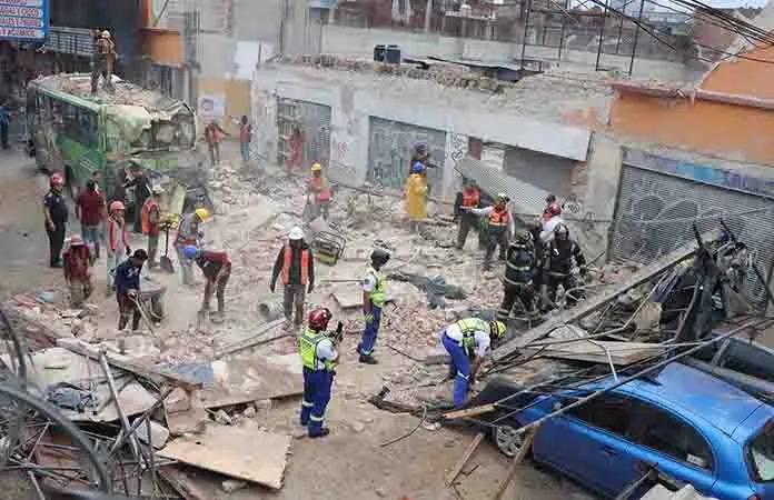 Colapsa fachada en Centro HistóricoAccidente deja cuatro heridos; un microbús y vehículos estacionados resultaron afectados por los&nbsp;escombros.