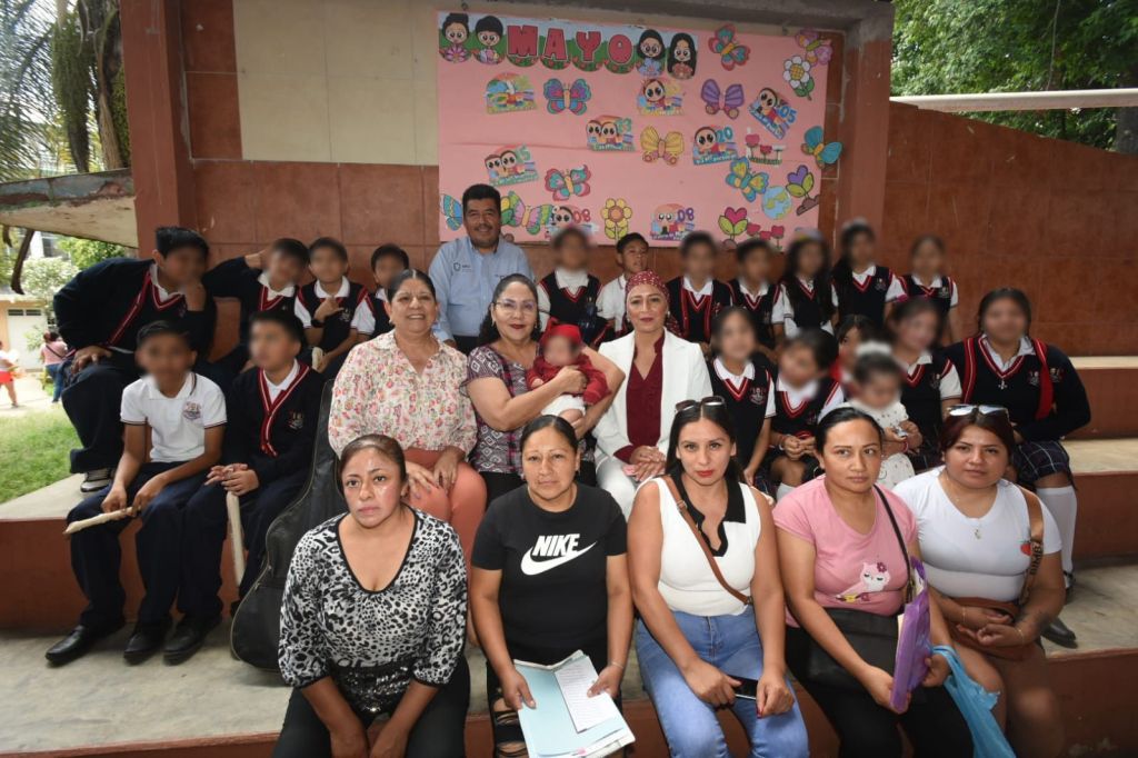 RECIBEN 738 ESTUDIANTES DE XALAPA TARJETAS RITA&nbsp;CETINA