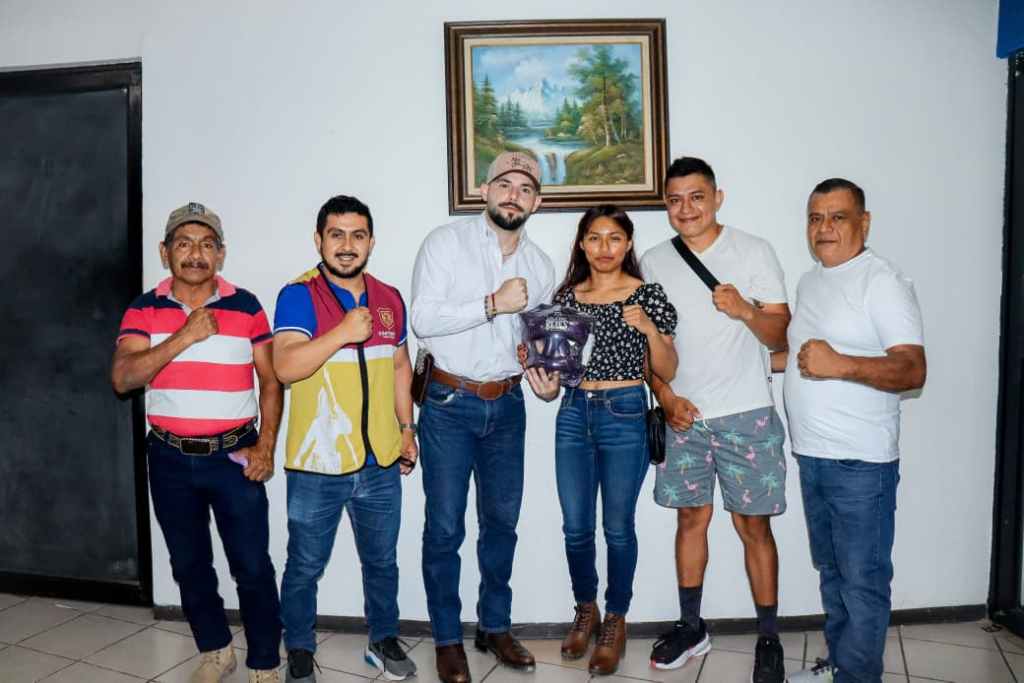 Impulsan carrera de joven boxeadora