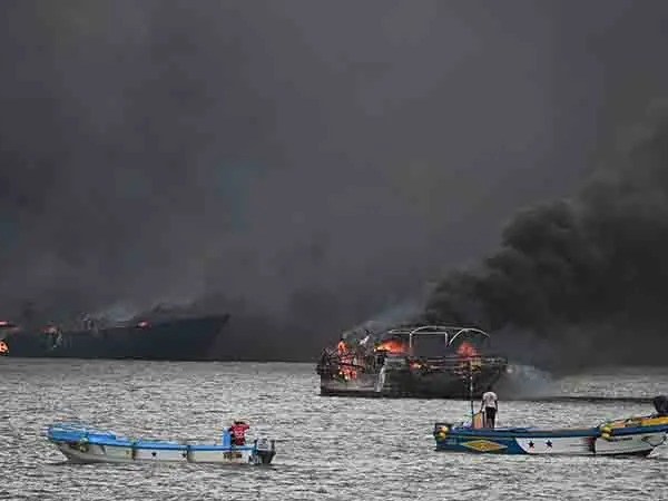 Incendio arrasa 35&nbsp;embarcaciones