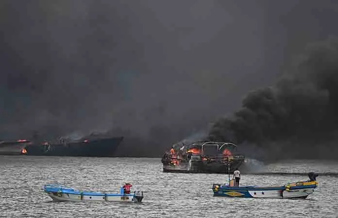 Incendio arrasa 35&nbsp;embarcaciones