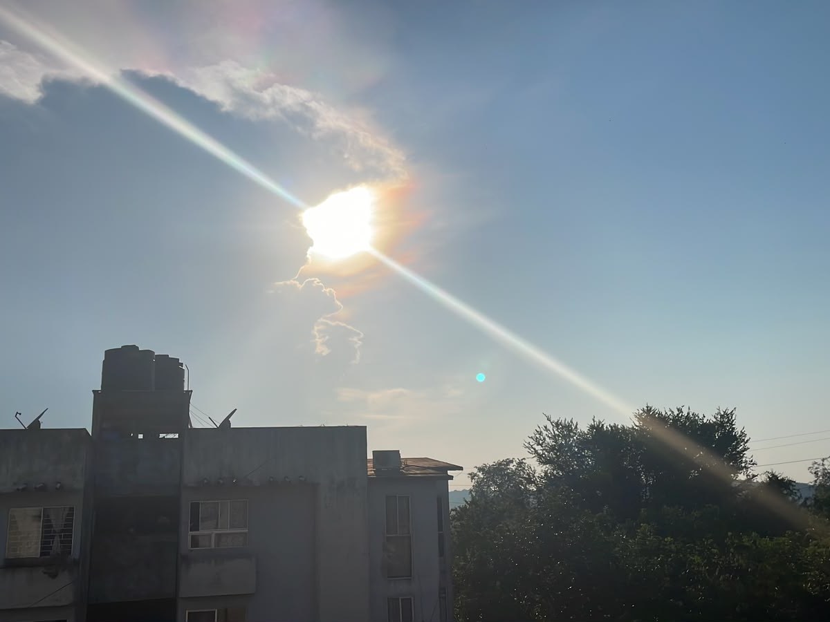 Nubes iridiscentes cautivan la&nbsp;metrópoli