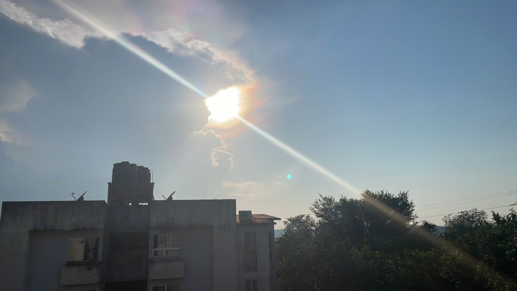 Nubes iridiscentes cautivan la&nbsp;metrópoli